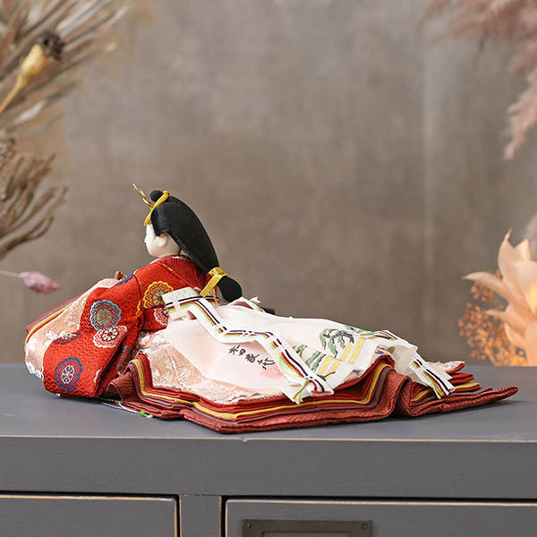 柴田家千代　 雛人形　柴田家千代作 葵 有職 向鶴丸文 黒/赤 柳親王 裾長衣装着 木製 ハードメイプル突板 楕円形飾り台 平飾り　詳細画像