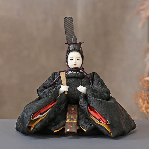 柴田家千代　 雛人形　柴田家千代作 葵 有職 向鶴丸文 黒/赤 柳親王 裾長衣装着 木製 ハードメイプル突板 楕円形飾り台 平飾り　詳細画像