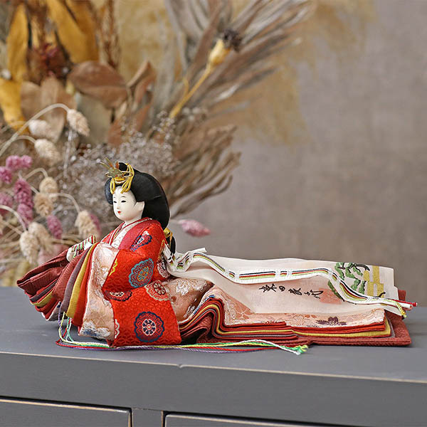 柴田家千代　 雛人形　柴田家千代作 葵 有職 向鶴丸文 黒/赤 柳親王 裾長衣装着 木製 ハードメイプル突板 楕円形飾り台 平飾り　詳細画像