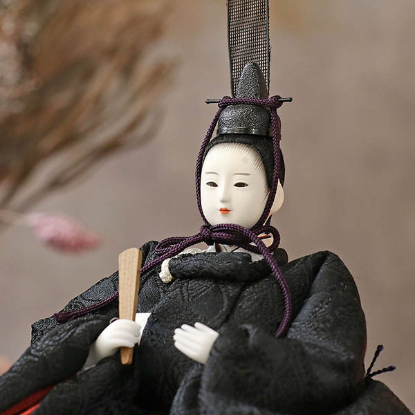 柴田家千代　 雛人形　柴田家千代作 葵 有職 向鶴丸文 黒/赤 柳親王 裾長衣装着 木製 ハードメイプル突板 楕円形飾り台 平飾り　詳細画像