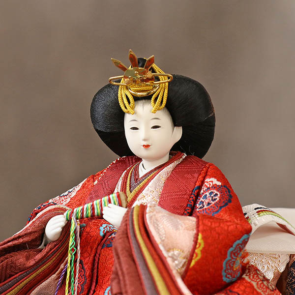 柴田家千代　 雛人形　柴田家千代作 葵 有職 向鶴丸文 黒/赤 柳親王 裾長衣装着 木製 ハードメイプル突板 楕円形飾り台 平飾り　詳細画像