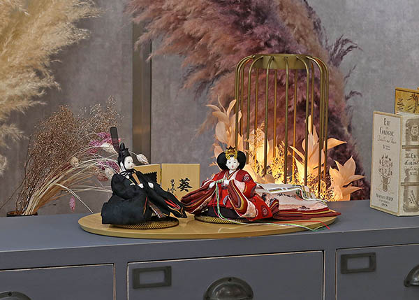 柴田家千代　 雛人形　柴田家千代作 葵 有職 向鶴丸文 黒/赤 柳親王 裾長衣装着 木製 ハードメイプル突板 楕円形飾り台 平飾り　詳細画像