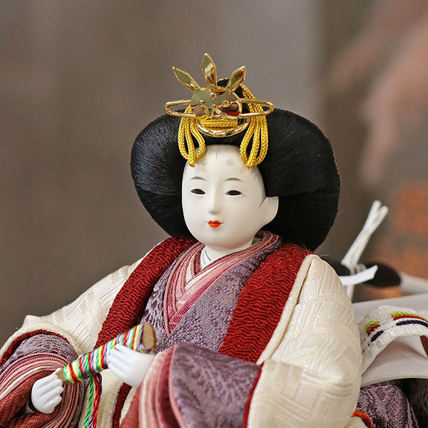 雛人形 柴田家千代 柴田家千代作 葵 算崩地紋 刺繍桜ちらし 白紫 柳親王 裾長衣装着 木製 ハードメイプル突板 楕円形飾り台 平飾り 詳細画像 柴田家千代 雛人形 柴田家千代作 葵 算崩地紋 刺繍桜ちらし 白紫 柳親王 裾長衣装着 木製 ハードメイプル突板 楕円形飾り台 平飾り 詳細画像