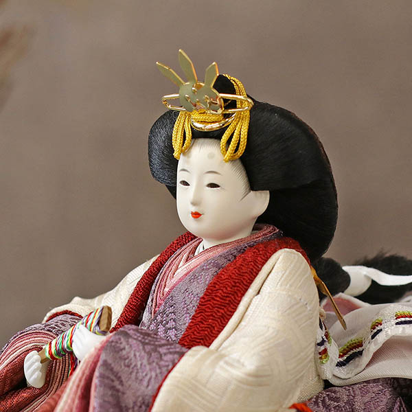 雛人形 柴田家千代 柴田家千代作 葵 算崩地紋 刺繍桜ちらし 白紫 柳親王 裾長衣装着 木製 ハードメイプル突板 楕円形飾り台 平飾り 詳細画像 柴田家千代 雛人形 柴田家千代作 葵 算崩地紋 刺繍桜ちらし 白紫 柳親王 裾長衣装着 木製 ハードメイプル突板 楕円形飾り台 平飾り 詳細画像