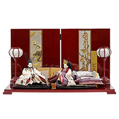 雛人形: 柴田家千代作 葵 算崩地紋 刺繍桜ちらし 白紫 柳親王 裾長衣装着 紅塗り台屏風 平飾り