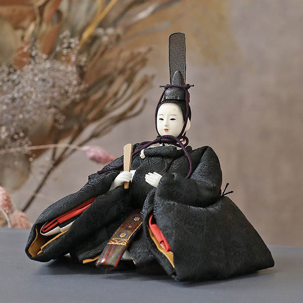 柴田家千代　 雛人形　柴田家千代作 葵 有職 向鶴丸文 黒/赤 柳親王 裾長衣装着 円形 丸型 LED照明付き 満月繭屏風 桜 突板 楕円形飾り台 平飾り　詳細画像