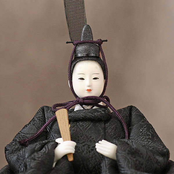 柴田家千代　 雛人形　柴田家千代作 葵 有職 向鶴丸文 黒/赤 柳親王 裾長衣装着 円形 丸型 LED照明付き 満月繭屏風 桜 突板 楕円形飾り台 平飾り　詳細画像