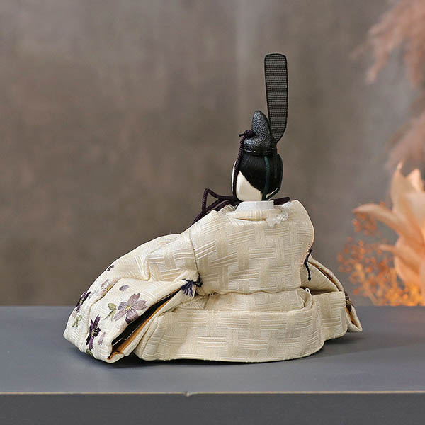 雛人形 柴田家千代 柴田家千代作 葵 算崩地紋 刺繍桜ちらし 白紫 柳親王 裾長衣装着 円形 丸型 LED照明付き 満月繭屏風 桜 突板 楕円形飾り台 平飾り 詳細画像 柴田家千代 雛人形 柴田家千代作 葵 算崩地紋 刺繍桜ちらし 白紫 柳親王 裾長衣装着 円形 丸型 LED照明付き 満月繭屏風 桜 突板 楕円形飾り台 平飾り 詳細画像