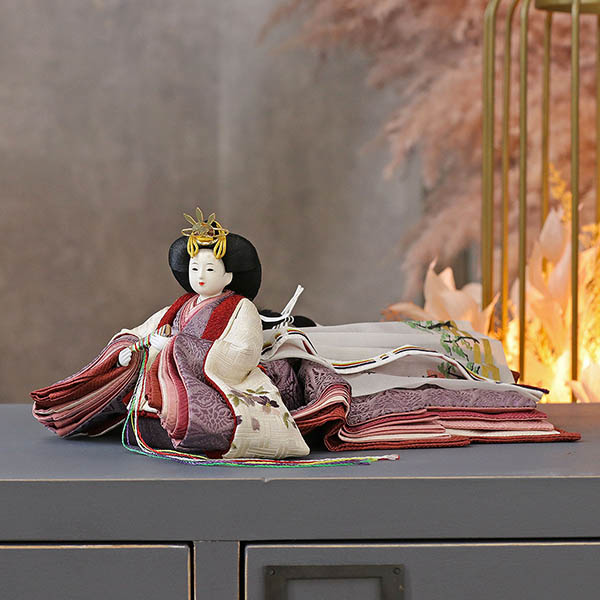 雛人形 柴田家千代 柴田家千代作 葵 算崩地紋 刺繍桜ちらし 白紫 柳親王 裾長衣装着 円形 丸型 LED照明付き 満月繭屏風 桜 突板 楕円形飾り台 平飾り 詳細画像 柴田家千代 雛人形 柴田家千代作 葵 算崩地紋 刺繍桜ちらし 白紫 柳親王 裾長衣装着 円形 丸型 LED照明付き 満月繭屏風 桜 突板 楕円形飾り台 平飾り 詳細画像