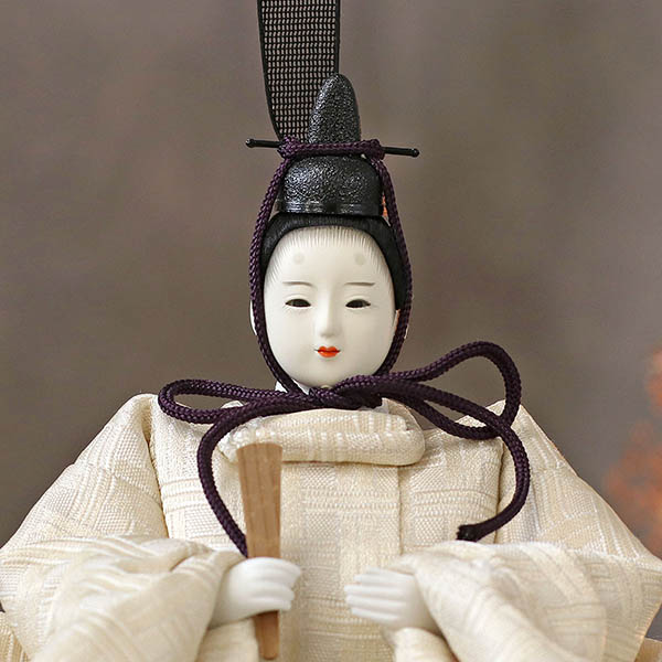 雛人形 柴田家千代 柴田家千代作 葵 算崩地紋 刺繍桜ちらし 白紫 柳親王 裾長衣装着 円形 丸型 LED照明付き 満月繭屏風 桜 突板 楕円形飾り台 平飾り 詳細画像 柴田家千代 雛人形 柴田家千代作 葵 算崩地紋 刺繍桜ちらし 白紫 柳親王 裾長衣装着 円形 丸型 LED照明付き 満月繭屏風 桜 突板 楕円形飾り台 平飾り 詳細画像