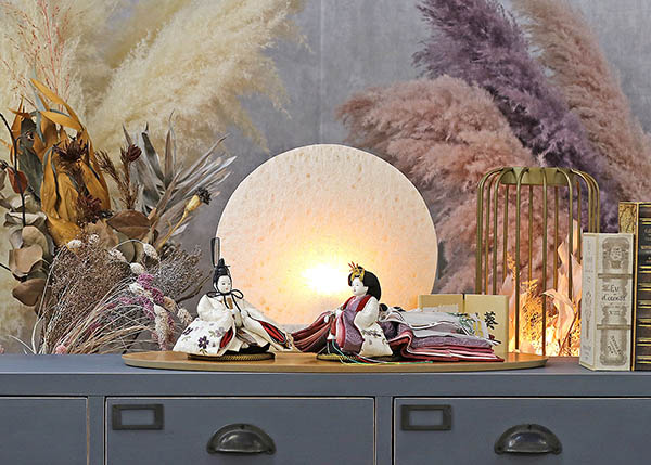 雛人形 柴田家千代 柴田家千代作 葵 算崩地紋 刺繍桜ちらし 白紫 柳親王 裾長衣装着 円形 丸型 LED照明付き 満月繭屏風 桜 突板 楕円形飾り台 平飾り 詳細画像 柴田家千代 雛人形 柴田家千代作 葵 算崩地紋 刺繍桜ちらし 白紫 柳親王 裾長衣装着 円形 丸型 LED照明付き 満月繭屏風 桜 突板 楕円形飾り台 平飾り 詳細画像