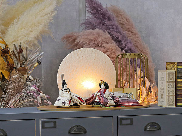 雛人形 柴田家千代 柴田家千代作 葵 算崩地紋 刺繍桜ちらし 白紫 柳親王 裾長衣装着 円形 丸型 LED照明付き 満月繭屏風 桜 突板 楕円形飾り台 平飾り 詳細画像 柴田家千代 雛人形 柴田家千代作 葵 算崩地紋 刺繍桜ちらし 白紫 柳親王 裾長衣装着 円形 丸型 LED照明付き 満月繭屏風 桜 突板 楕円形飾り台 平飾り 詳細画像