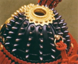 早乙女義隆作　久月監製　3/5本仕立　平安時代　正絹赤絲縅大鍬形兜　桐箱付