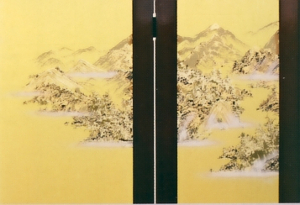 久月　正絹朱糸中黄縅20号兜　寿山枠屏風飾り