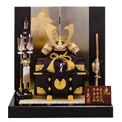 久月　正絹緋縅8号兜　岩山に松屏風飾り