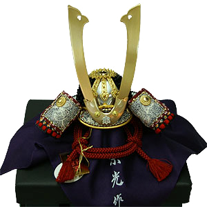 中村宗光作 久月監製 伝南部光経奉納 正絹白糸沢瀉威７号之兜