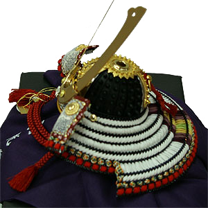 中村宗光作 久月監製 伝南部光経奉納 正絹白糸沢瀉威７号之兜