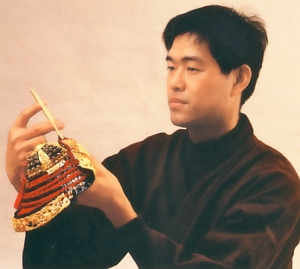 平安武久作　久月監製　本金箔押　正絹緋縅8号兜