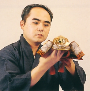 中村宗光作　久月監製　正絹縹肩白8号兜　