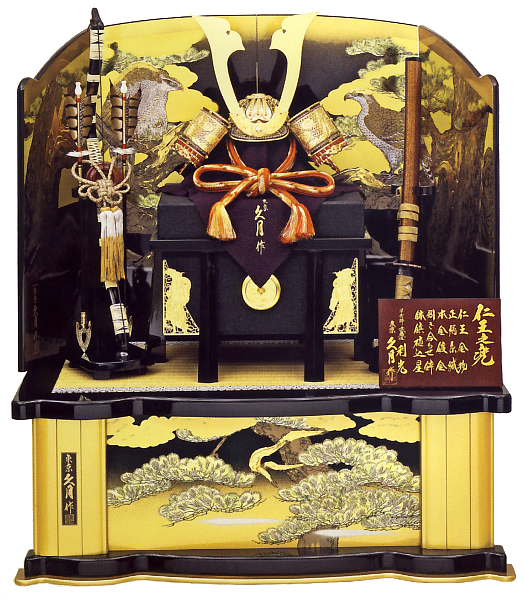 久月作 仁王之兜 正絹赤糸縅18号新松鷹塗屏風飾り 利光監製 【19232】