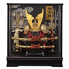 五月人形: 富岳 兜飾り オルゴール付き 黒塗り ガラスケース飾り 【G4-10】
