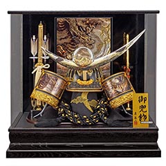 五月人形: 着用 上杉 着用兜飾り 栓欅・アクリルケース飾り 【G3-8】