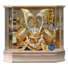 五月人形: 六角東山 兜飾り オルゴール付き 木目 白木 六角アクリルケース飾り 【G1-1】