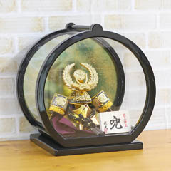 五月人形: 武光作 徳川家康 兜 丸型 円形 黒塗り アクリルケース飾り