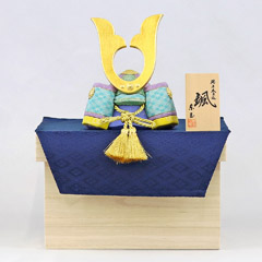 五月人形: 颯 「湖」 江戸小紋 小宮 中鍬形 金襴敷き布 桐製 兜収納飾り