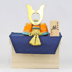 五月人形: 颯 「楓」 江戸小紋 小宮 中鍬形 金襴敷き布 桐製 兜収納飾り