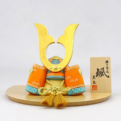 五月人形: 颯 「楓」 江戸小紋 小宮 中鍬形 ハードメイプル製 半円形敷板 兜飾り