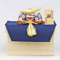 五月人形: 颯 「天」 伊達 金襴敷き布 桐製 兜収納飾り