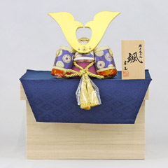 五月人形: 颯 「天」 大鍬形 金襴敷き布 桐製 兜収納飾り
