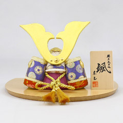 五月人形: 颯 「天」 大鍬形 ハードメイプル製 半円形敷板 兜飾り