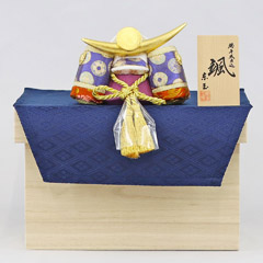 五月人形: 颯 「天」 上杉 金襴敷き布 桐製 兜収納飾り
