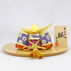 五月人形: 颯 「天」 上杉 ハードメイプル製 半円形敷板 兜飾り