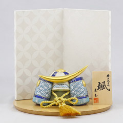 五月人形: 颯 「青」 伊達 七宝文様二曲屏風 ハードメイプル製半円形敷板 兜飾り
