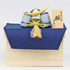 五月人形: 颯 「青」 伊達 金襴敷き布 桐製 兜収納飾り