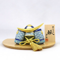 五月人形: 颯 「青」 伊達 ハードメイプル製 半円形敷板 兜飾り