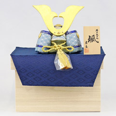 五月人形: 颯 「青」 大鍬形 金襴敷き布 桐製 兜収納飾り