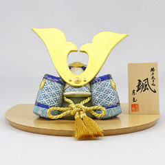 五月人形: 颯 「青」 大鍬形 ハードメイプル製 半円形敷板 兜飾り
