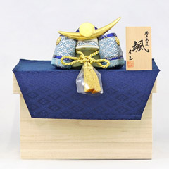 五月人形: 颯 「青」 上杉 金襴敷き布 桐製 兜収納飾り