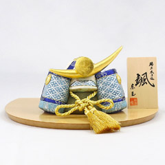 五月人形: 颯 「青」 上杉 ハードメイプル製 半円形敷板 兜飾り