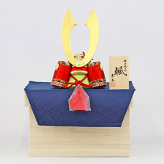 五月人形: 颯 「赤」 長鍬形 金襴敷き布 桐製 兜収納飾り