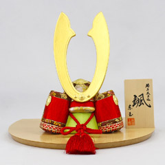五月人形: 颯 「赤」 長鍬形 ハードメイプル製 半円形敷板 兜飾り