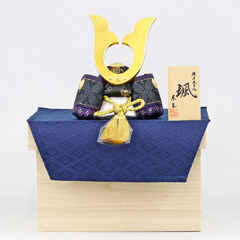 五月人形: 颯 「黒」 中鍬形 金襴敷き布 桐製 兜収納飾り