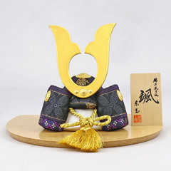 五月人形: 颯 「黒」 中鍬形 ハードメイプル製 半円形敷板 兜飾り