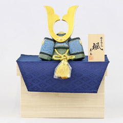 五月人形: 颯 「デニム」 中鍬形 金襴敷き布 桐製 兜収納飾り