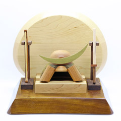 五月人形: 木製 無垢材の兜 muku （むく） 伊達政宗 弓・太刀 高級木材使用台屏風セット