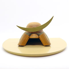 五月人形: 木製 無垢材の兜 muku （むく） 伊達政宗 ハードメイプル突板 半円形敷板セット
